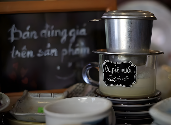 C&agrave; ph&ecirc; muối Nguyễn Lương Bằng l&agrave; qu&aacute;n đầu ti&ecirc;n b&aacute;n c&agrave; ph&ecirc; muối tại Huế 