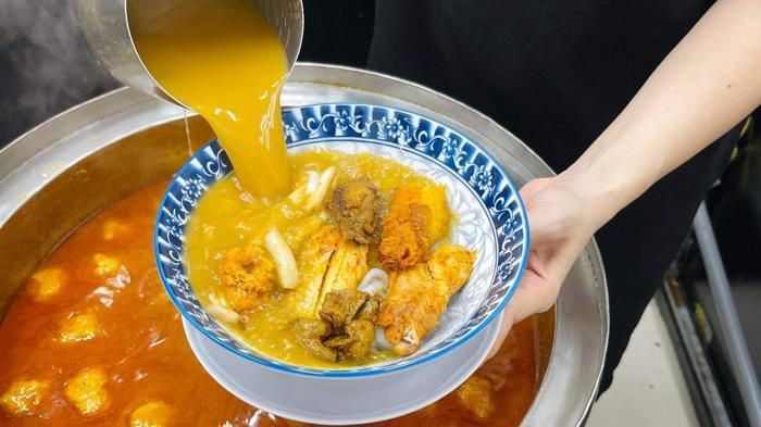B&aacute;nh canh c&aacute; l&oacute;c Ho&agrave;ng g&acirc;y ấn tượng mạnh với thực kh&aacute;ch nhờ c&aacute; l&oacute;c tươi, thịt chắc ngọt, rim đậm đ&agrave;