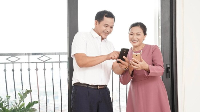 Điện thoại l&agrave; m&oacute;n qu&agrave; &yacute; nghĩa gi&uacute;p mẹ kết nối với con ch&aacute;u dễ d&agrave;ng hơn