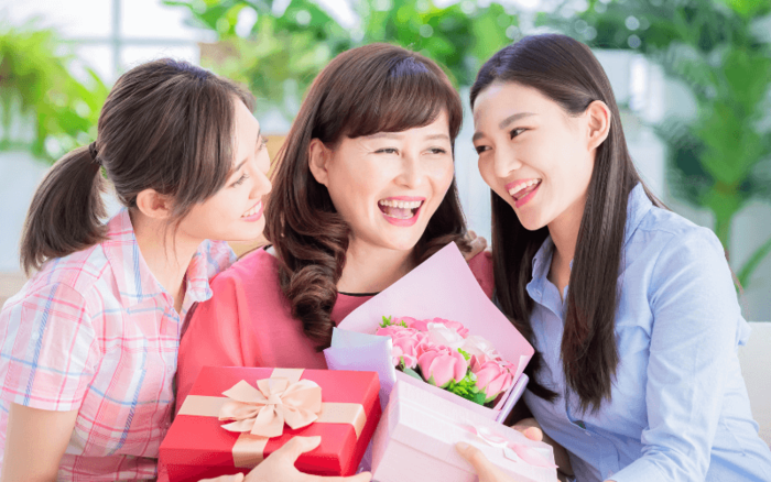 Chọn qu&agrave; tặng 8/3 cho mẹ theo sở th&iacute;ch, tốt cho sức khoẻ v&agrave; ph&ugrave; hợp với t&agrave;i ch&iacute;nh