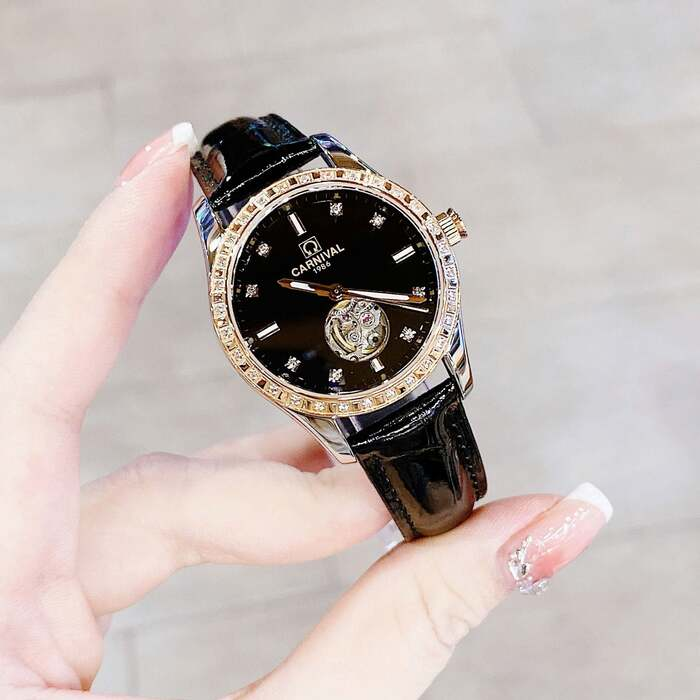 Đồng hồ đeo tay là một trong những món quà 8/3 ý nghĩa dành tặng bạn gái Đồng hồ đeo tay là một trong những món quà 8/3 ý nghĩa dành tặng bạn gái