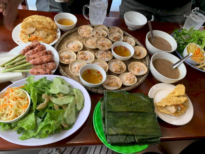 Bàn ăn hấp dẫn với bánh xèo giòn tan, bánh khọt thơm ngon và nem lụi đậm đà hương vị Việt.   Nguồn        Phân tích