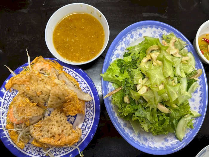 Bánh xèo giòn rụm, salad tươi ngon và nước chấm hấp dẫn tại quán Bà Dưỡng nổi tiếng.