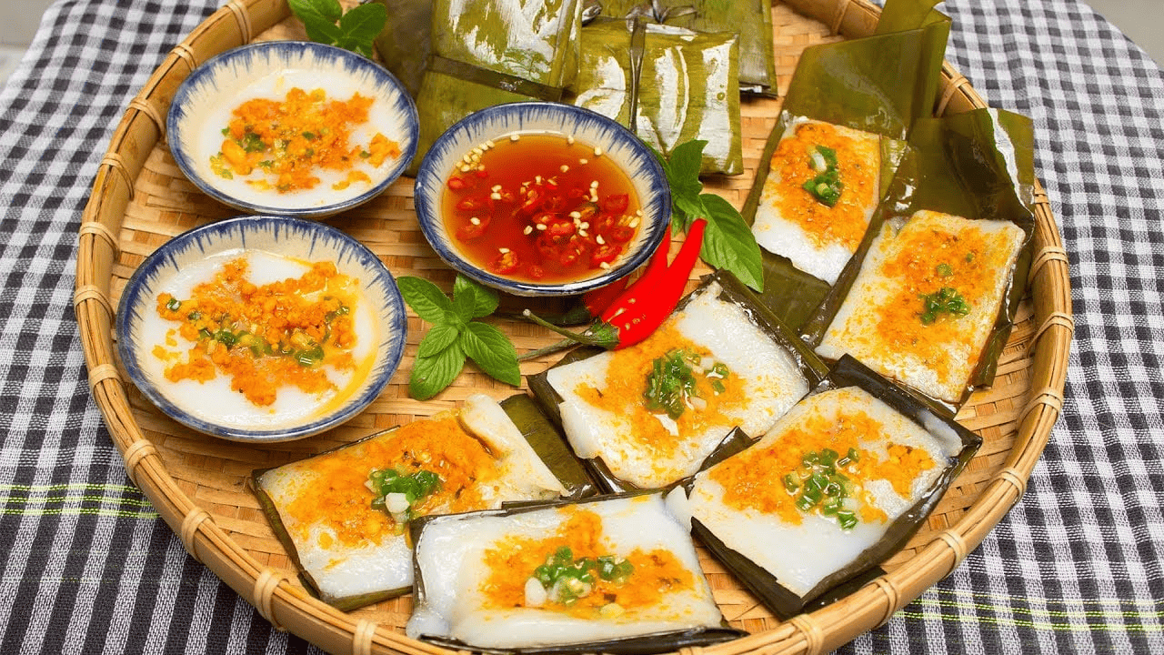 Mẹt bánh nậm lá chuối hấp dẫn với lớp bột gạo trắng mịn, nhân tôm thịt màu cam bắt mắt, ăn kèm nước mắm ớt đậm đà, đặc sản ẩm thực Huế