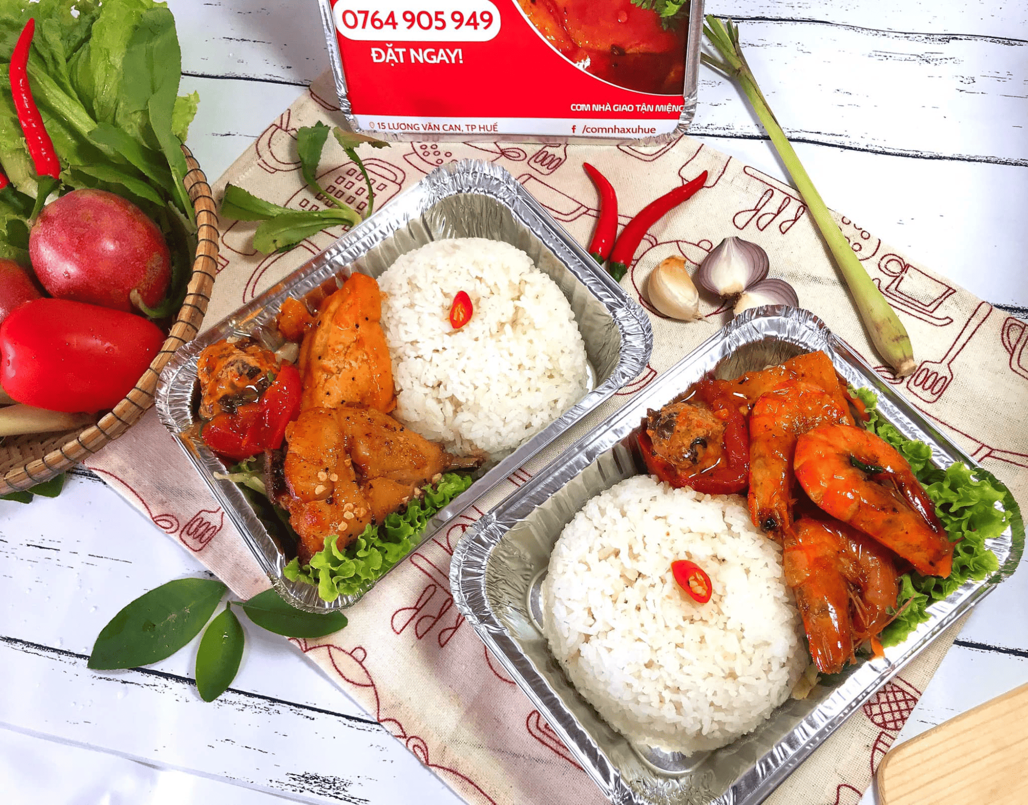 Cơm nhà xứ Huế đáp ứng tiêu chí ngon - bổ - rẻ - sạch và chuẩn cơm nhà Hai suất cơm trắng dẻo thơm được đựng trong hộp nhôm, ăn kèm tôm rim đậm đà, thịt ba chỉ cháy cạnh hấp dẫn