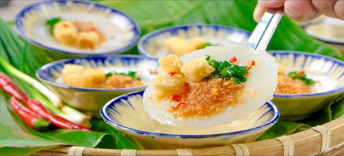 Chén bánh bèo nóng hổi vừa ra lò, được rắc tôm cháy và hành phi, tạo nên món ăn hấp dẫn.