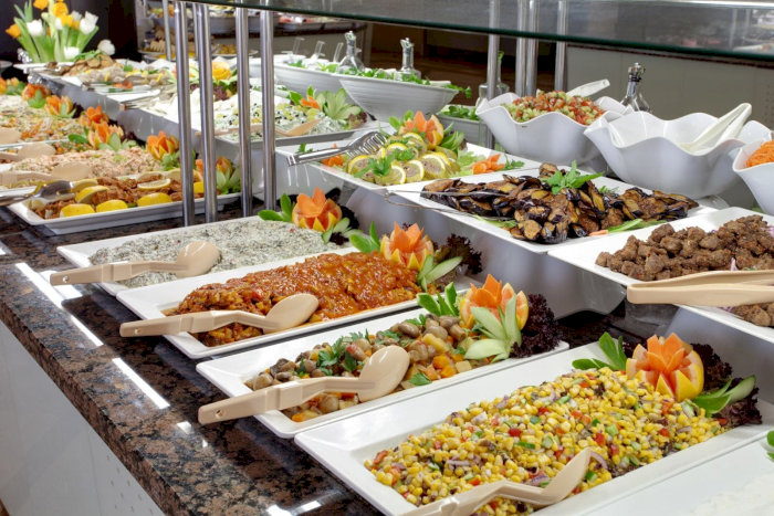 Buffet salad đa dạng với rau củ tươi rói, các loại sốt hấp dẫn và cách bày trí bắt mắt, kích thích vị giác.