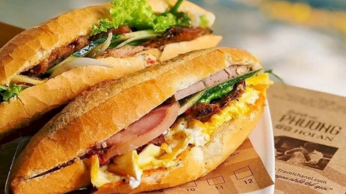 Bánh mì Cười Huế hấp dẫn, những chiếc bánh mì đầy đặn với nhân phong phú, sẵn sàng để thưởng thức.