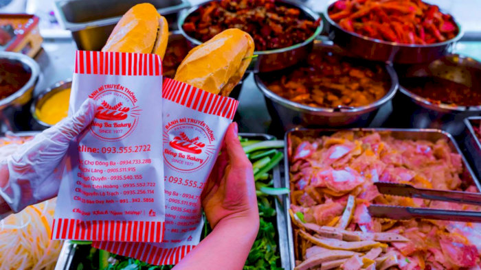 Bánh mì Đông Ba luôn làm say lòng thực khách với từng ổ bánh mì nóng hổi!