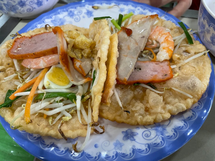 Bánh xèo Huế giòn rụm hấp dẫn, món ăn đặc sản miền Trung Việt Nam.