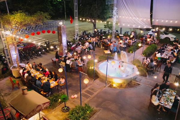 Cảng Restaurant c&oacute; kh&ocirc;ng gian qu&aacute; rộng r&atilde;i, ph&ugrave; hợp cho những đo&agrave;n đ&ocirc;ng người khi đến Huế chơi