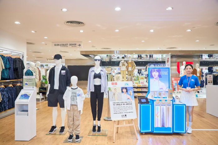 Khu vực trưng b&agrave;y sản phẩm UNIQLO v&agrave; Anessa tại UNIQLO AEON Mall Huế, với c&aacute;c ma-nơ-canh mặc đồ m&ugrave;a h&egrave; v&agrave; quầy tư vấn mỹ phẩm.