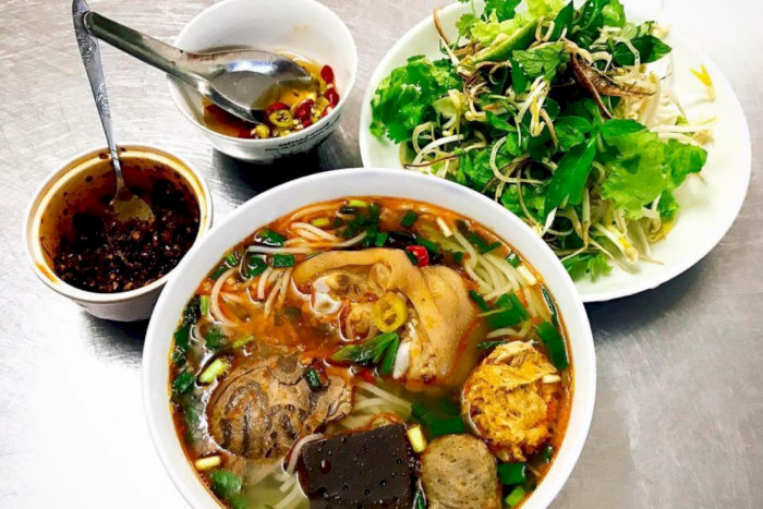 Tô bún bò Huế tại quán O Cương - Chú Điệp mang hương vị đậm , chuẩn phong cách cố đô 