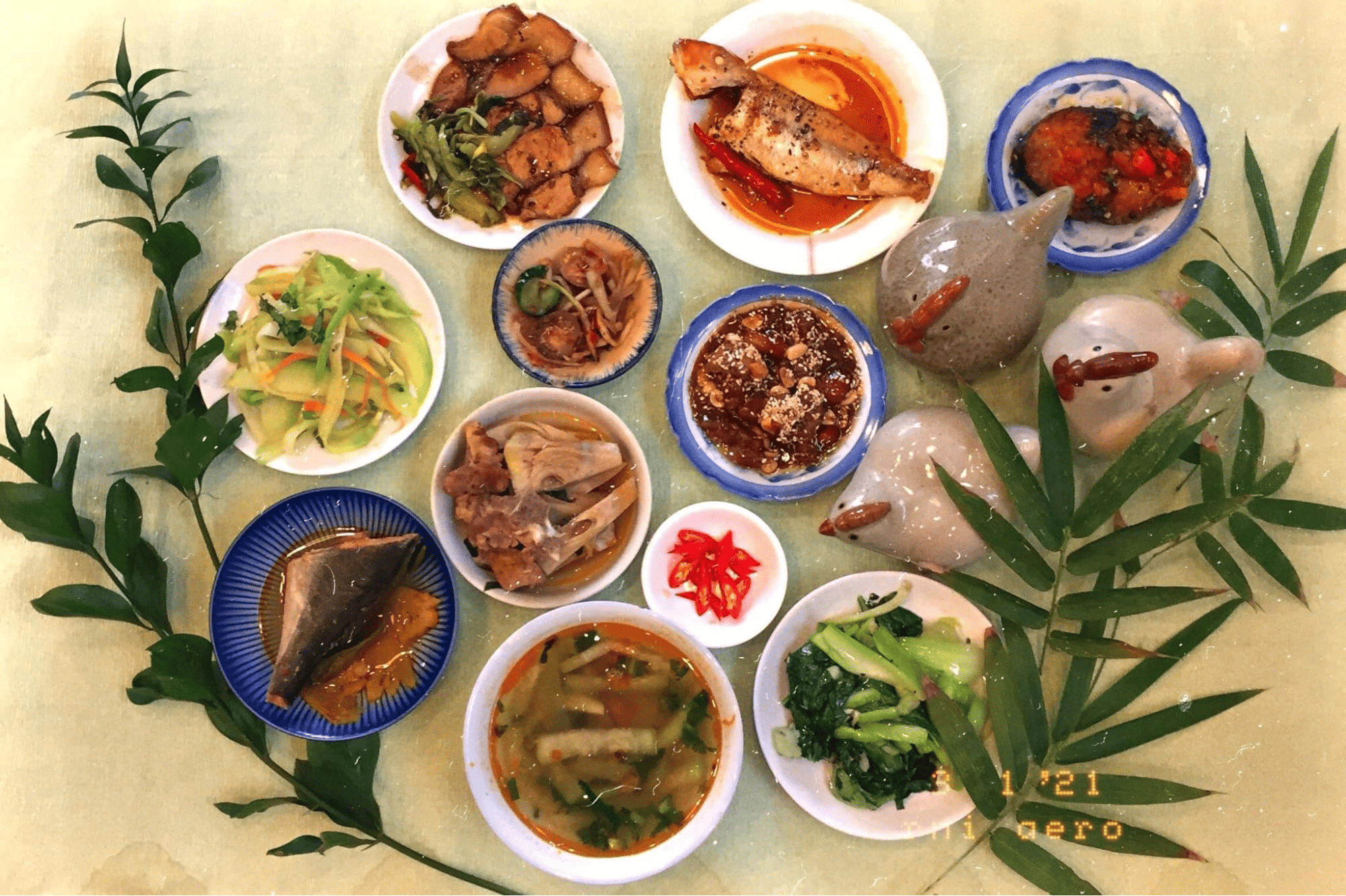 Mâm cơm Huế ngon, chuẩn vị với giá cả phải chăng tại quán cơm O Én Bàn ăn bày biện những món ăn truyền thống ngày Tết thời bao cấp như cá kho, thịt đông, rau cải luộc và canh măng, giản dị mà ấm cúng