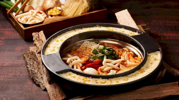 Bốn hình ảnh ghép lại cho thấy các loại lẩu và đồ ăn kèm tại Dookki, bao gồm lẩu đá Hàn Quốc và nhiều món ăn đa dạng.