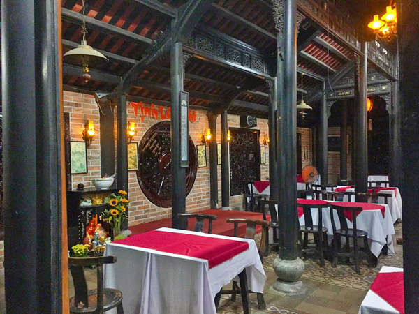 Nhà hàng chay Tịnh Lâm Nhi Không gian mang hướng cung đình tại nhà hàng chay Tịnh Lâm Nhi ở Huế