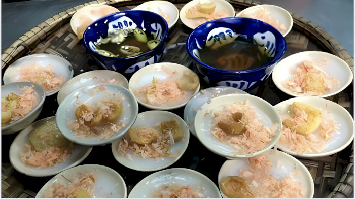 Mẹt bánh bèo đầy đặn với nhiều chén nhỏ xếp gọn gàng, tạo nên một bữa ăn truyền thống Huế hấp dẫn.