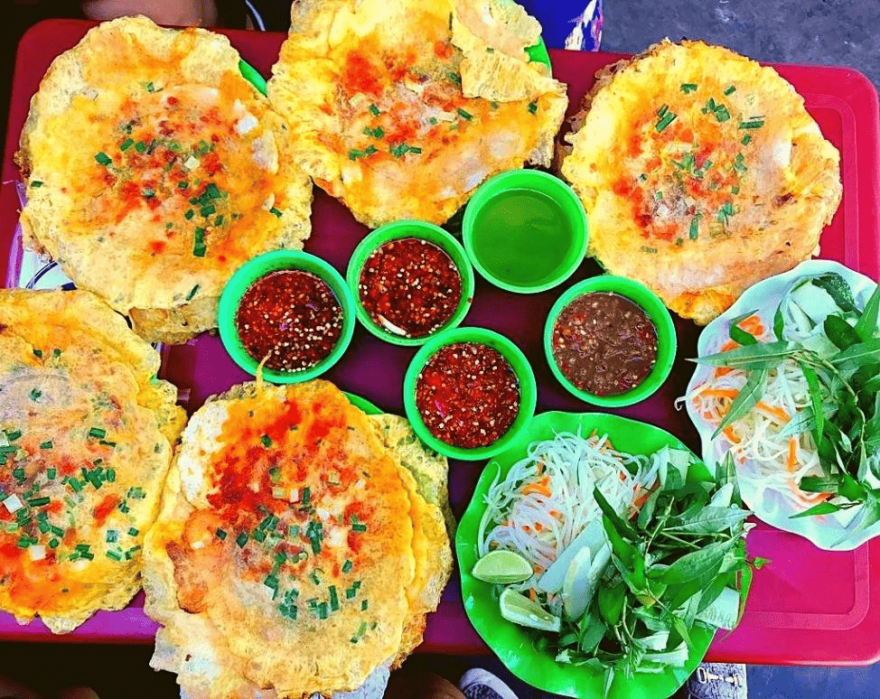 Những chiếc bánh ép vàng rụm, nhân tôm thịt thơm ngon, ăn kèm rau sống tươi mát và các loại nước chấm đậm đà, đặc sản đường phố