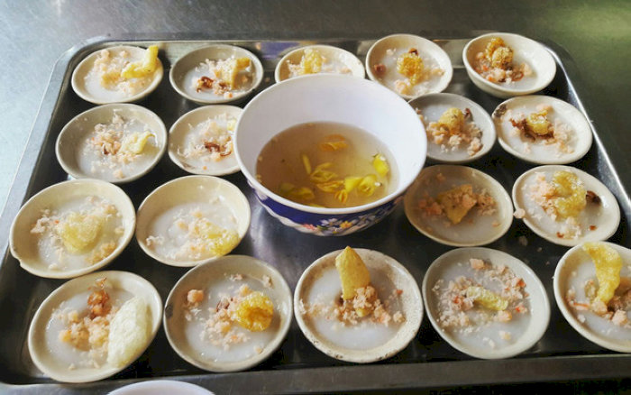 Mẹt bánh bèo với nhiều chén nhỏ xếp gọn gàng, tạo nên một bữa ăn truyền thống Huế hấp dẫn.