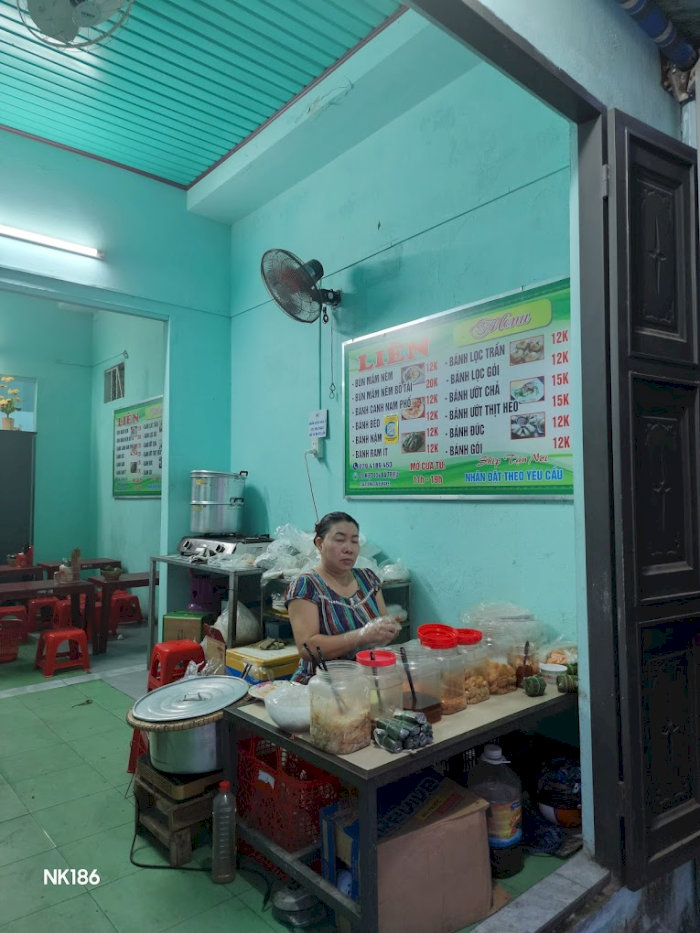 Cựu Tổng thống Obama và Anthony Bourdain đang thưởng thức bún chả truyền thống tại một nhà hàng bình dân ở Hà Nội.