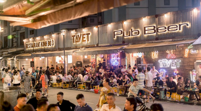Ta Vet Coffee & Pub Qu&aacute;n bar Ta Vet nhộn nhịp về đ&ecirc;m với &aacute;nh s&aacute;ng v&agrave; nhiều người