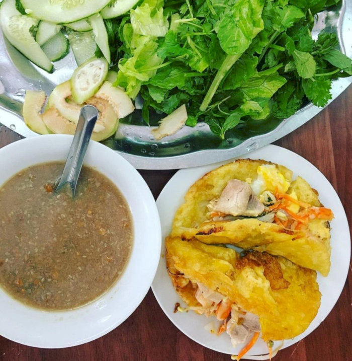 Bánh xèo tôm thịt giòn rụm, ăn kèm rau sống tươi ngon và nước chấm đậm đà.   Nguồn        Hiện tiến trình tư duy