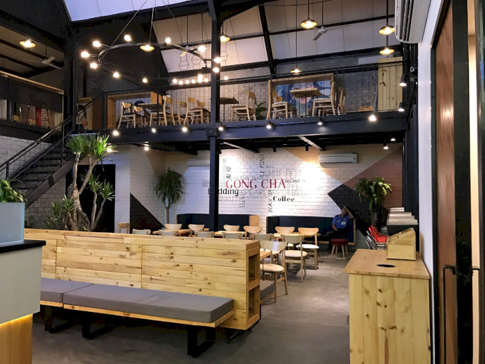 Quán Long Châu Coffee & Tea Hà Nội với không gian tầng lửng độc đáo và nội thất gỗ ấm cúng.