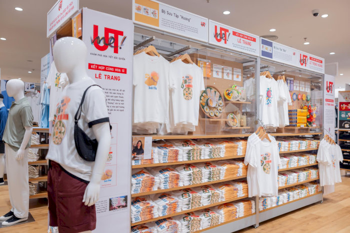 G&oacute;c trưng b&agrave;y bộ sưu tập &aacute;o UT tại cửa h&agrave;ng UNIQLO AEON Mall Huế, với c&aacute;c thiết kế &aacute;o thun in h&igrave;nh nghệ thuật v&agrave; m&agrave;u sắc