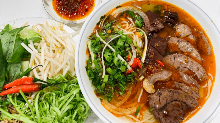 Nước dùng ngọt thanh, béo ngậy được nấu theo bí quyết riêng của bún bò O Gái
