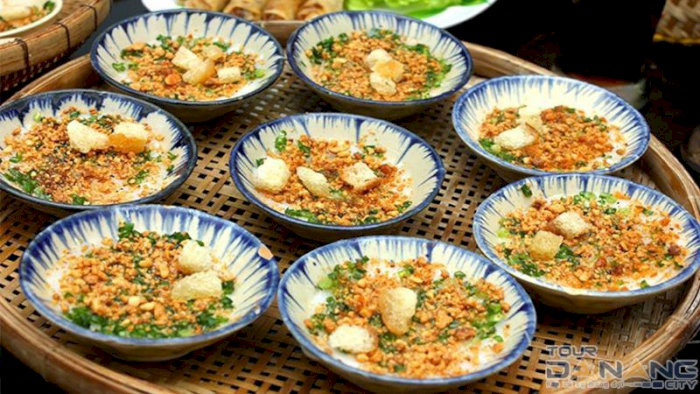 Chén bánh bèo nóng hổi vừa ra lò, được rắc tôm cháy và hành phi, tạo nên món ăn hấp dẫn.