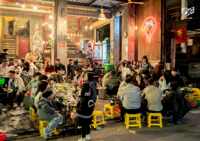 Nh&agrave; H&agrave;ng 912 Factory Bar H&agrave; Nội Kh&ocirc;ng gian ấm c&uacute;ng, đ&ocirc;ng kh&aacute;ch của 912 Factory Bar tại H&agrave; Nội.