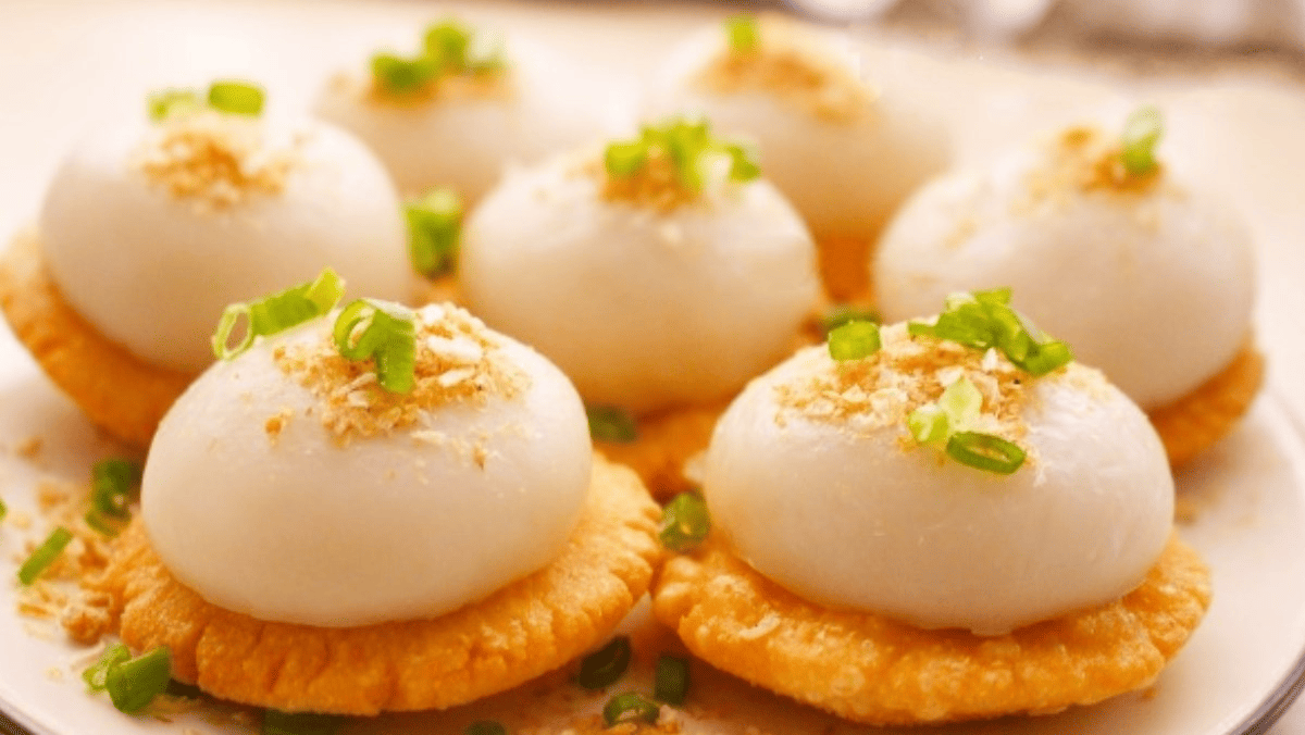 Những chiếc bánh ram giòn rụm, bên trên là lớp bánh ít trắng dẻo, nhân tôm chấy vàng thơm và hành lá xanh tươi