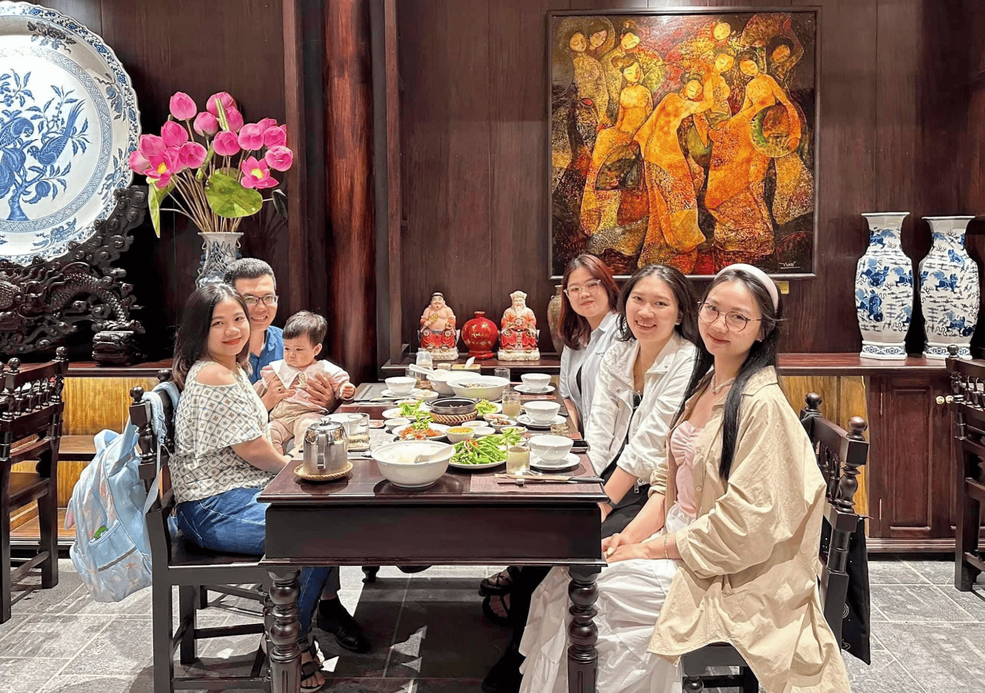Nhà hàng Cơm mắm Cô Ri - địa điểm lý tưởng cho những bữa cơm gia đình và buổi gặp gỡ đối tác Gia đình quây quần bên bàn ăn tối với nhiều món ăn hấp dẫn, không gian nhà hàng trang trí ấm áp, đậm chất truyền thống