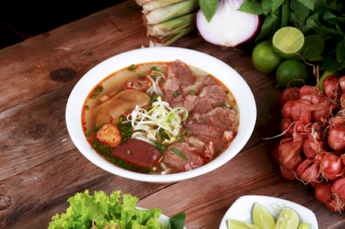 Nước lèo được ninh kỹ với xương hầm, mang màu cam bắt mắt