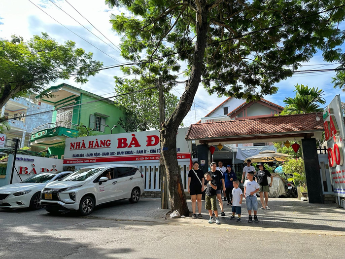 Không gian rộng rãi, thoáng mát là điểm cộng lớn của nhà hàng Bà Đỏ