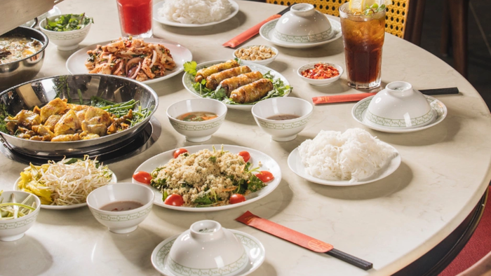 Chả cá Hàng Sơn nức tiếng với không gian ấm cúng cùng chả cá thơm ngon, vị đậm đà khó quên