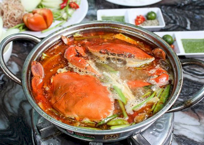 Lẩu Cua Biển Hấp Dẫn Nồi lẩu cua biển n&oacute;ng hổi với gạch cua b&eacute;o ngậy v&agrave; rau xanh tươi ngon.