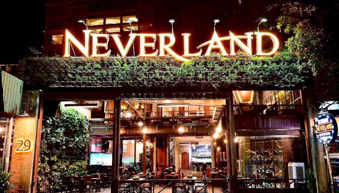 Hyde and Seek Groove Neverland Restaurant Nh&agrave; h&agrave;ng Neverland s&ocirc;i động với &aacute;nh đ&egrave;n v&agrave; biển hiệu nổi bật
