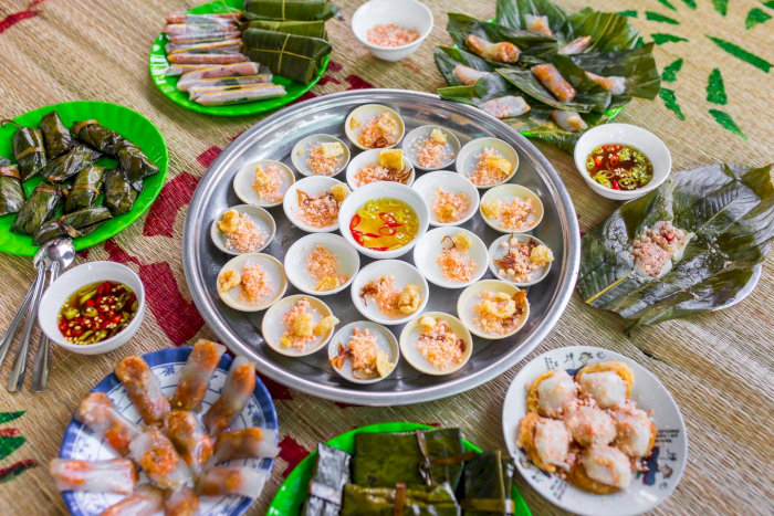 Bàn ăn với nhiều món thịt chó hấp dẫn, được bày biện đẹp mắt, sẵn sàng để thưởng thức.