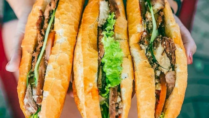 Bánh Mì Thắng Đạt - sự kết hợp hoàn hảo của chả quế, pate, thịt nướng và nước sốt đậm đà!