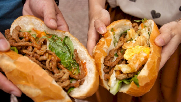 Tiệm Bánh Mì Chú Tuấn luôn tạo ra những ổ bánh mì đầy ắp từ thịt đến rau