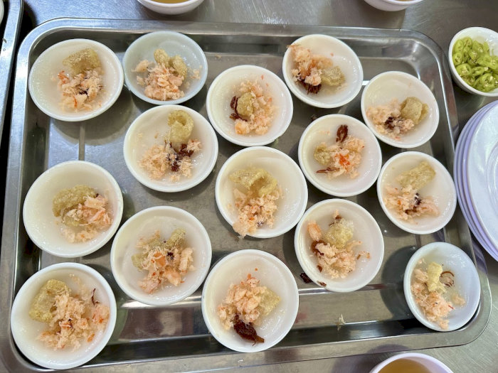 Đĩa bánh bèo Huế truyền thống được bày biện đẹp mắt, sẵn sàng để thưởng thức cùng nước chấm đặc trưng.