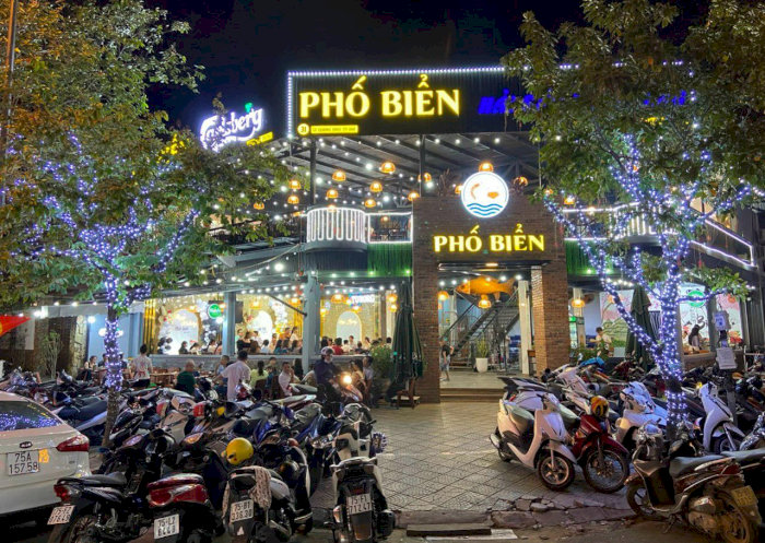Nh&agrave; H&agrave;ng Phố Biển Thua Thien Hue Nh&agrave; h&agrave;ng Phố Biển lung linh, n&aacute;o nhiệt ở Huế.   Nguồn