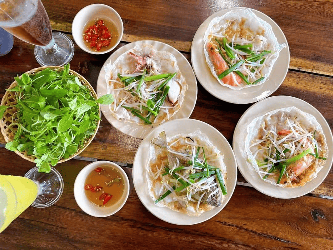 Bánh xèo tôm ăn với những chiếc bánh xèo giòn rụm, tôm tươi ngon, rau sống xanh mát.