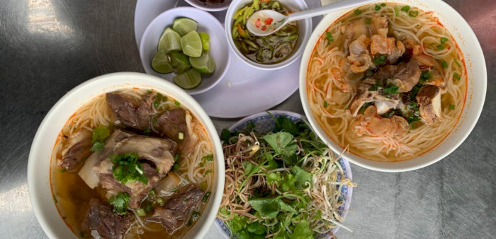 Bún bò Huế có nước dùng được nấu bằng bếp củi, giữ trọn hương vị truyền thống