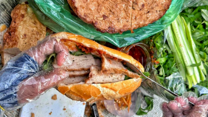 Bắt nguồn từ gánh hàng rong nhỏ, bánh mì O Tho đã trở thành biểu tượng ẩm thực đêm Huế!