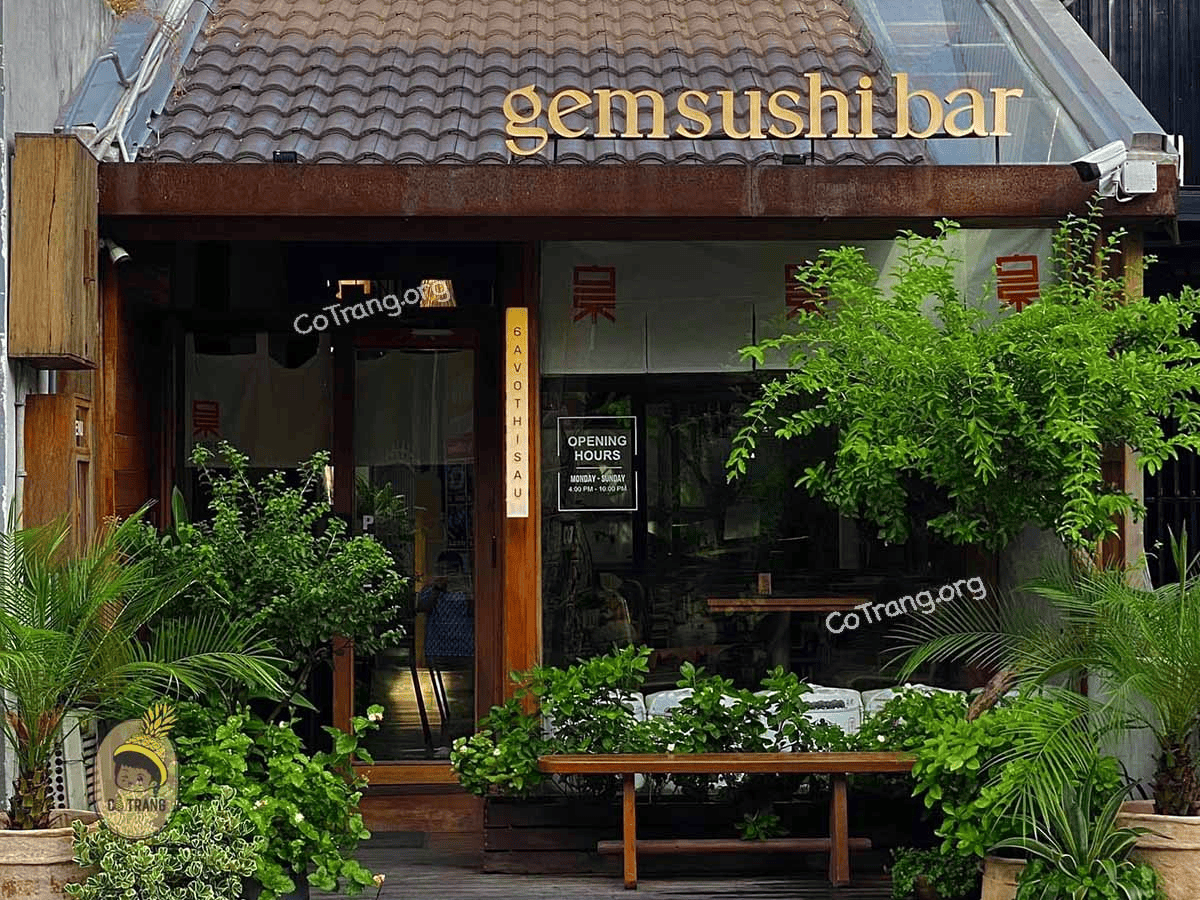 Gem Sushi Bar mang đến không gian gần gũi, nhiều cây, yên bình và hấp dẫn.
