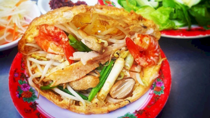 Bánh xèo tôm thịt nóng hổi giòn rụm, món ăn đường phố hấp dẫn của Việt Nam.