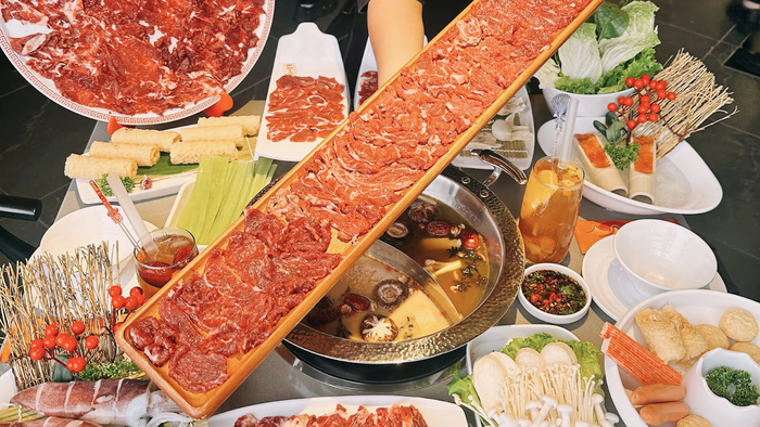 Khay bò dài 1 mét với thịt bò tươi 100%, nhúng nước lẩu thảo mộc hầm đậm vị Triều Châu 