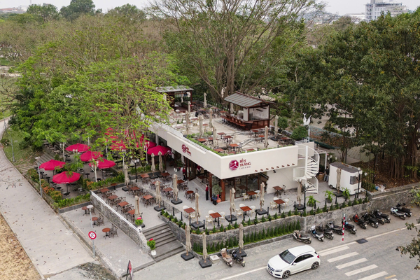 Bến Trăng Cafe & Bar có không gian rộng rãi, kết hợp mô hình cafe và bar